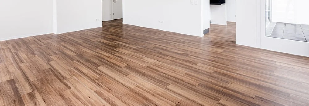 Heller Holzboden in einem leeren Raum